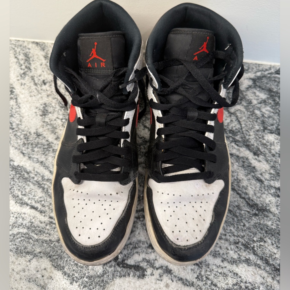Air Jordan 1 Mid Chile Red